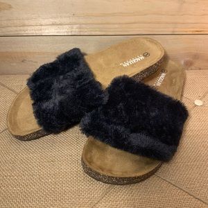Magellan Outdoors Fuzzy Faux Fur Furry Slippers Size Large 9-10